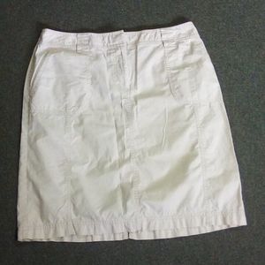 Multiple pocket skirt